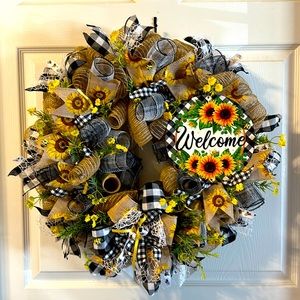 This is a nice and full Sunflower wreath. Some bees popped in too!!🐝